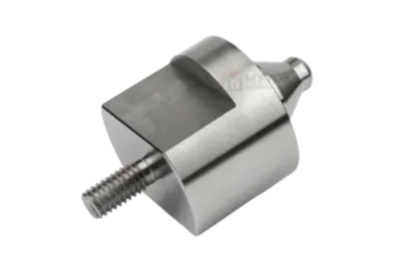 作業場に並べられた様々な精密機械加工された金属部品 - MYT Machining