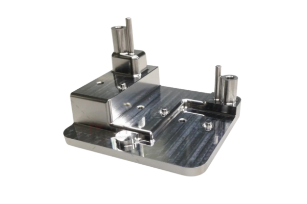 近代的な機械加工工場で、金属ワークピースを加工するCNC旋盤 - MYT Machining